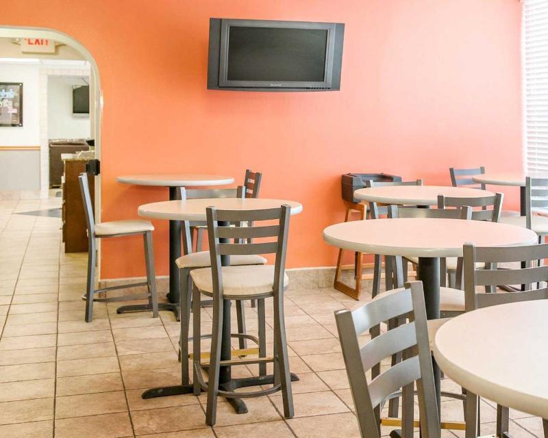 Rodeway Inn Conference Center クローフォーズビル エクステリア 写真
