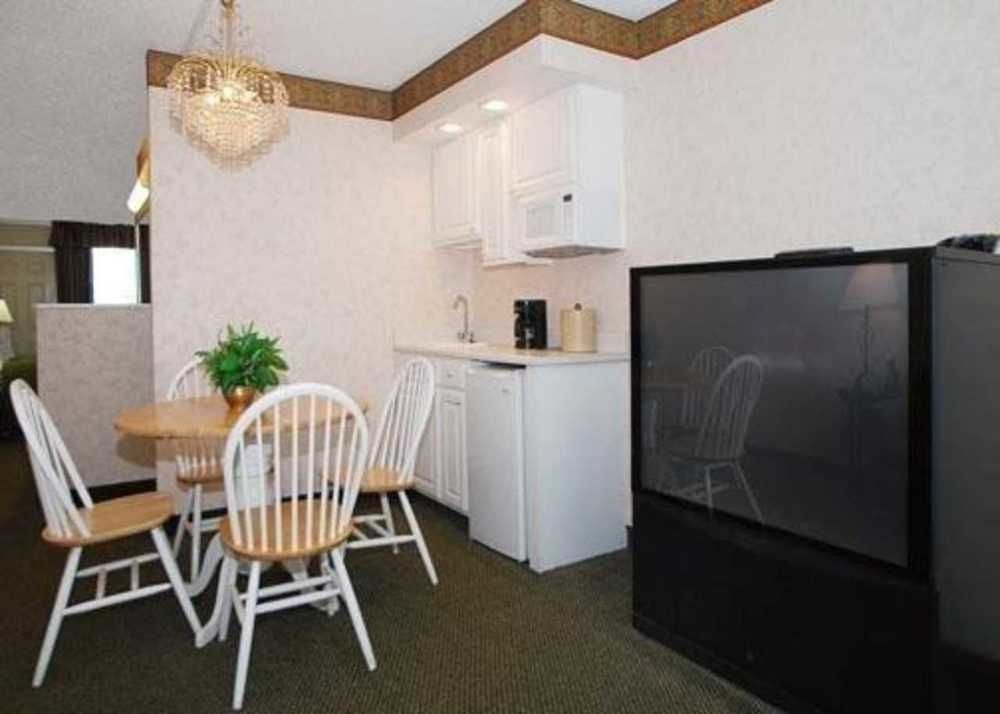 Rodeway Inn Conference Center クローフォーズビル エクステリア 写真