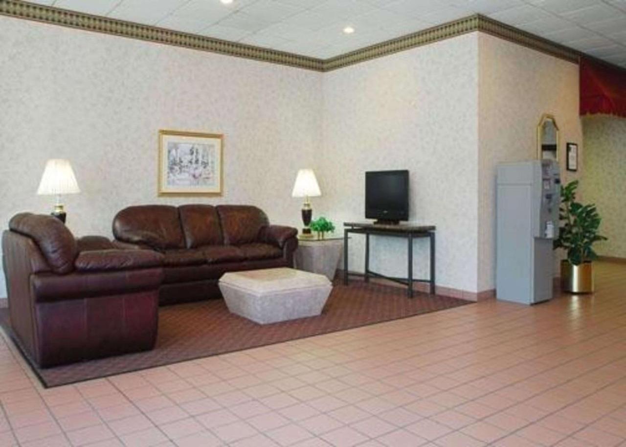 Rodeway Inn Conference Center クローフォーズビル エクステリア 写真